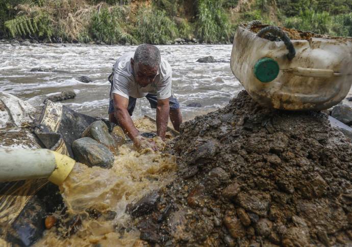 A orillas del río Medellín, en el municipio de Barbosa, algunas personas extraen de forma artesanal el mineral que les da el sustento para ellos y sus familias en esta época de crisis económica por el Covid - 19. Foto: Manuel Saldarriaga Quintero.