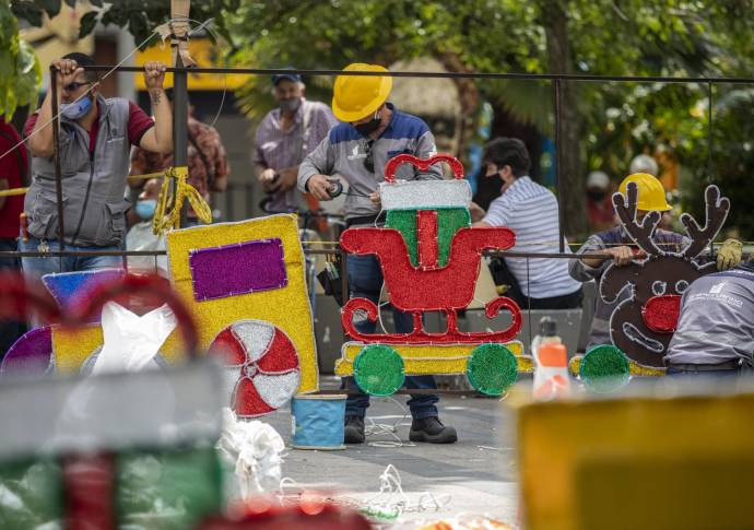 Los trabajadores instalan los arreglos navideños para este fin de año en Envigado. FOTO CAMILO SUÁREZ