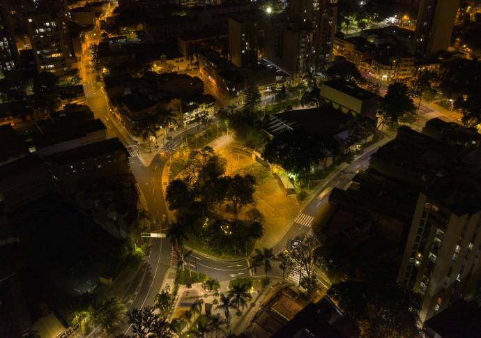Para este fin de semana se decreta de nuevo la cuarentena, que va desde las 00:00 del viernes 24 hasta las 23:59 del domingo 26 de julio. Así luce Medellín nocturna desde el cielo. Foto: Manuel Saldarriaga Quintero