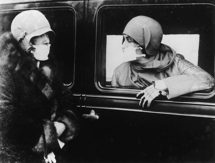 Las primeras mascarillas eran gruesas, tenían varias capas de gasa. En la imagen, dos mujeres en 1918 durante la epidemia de gripe española. FOTOS getty 