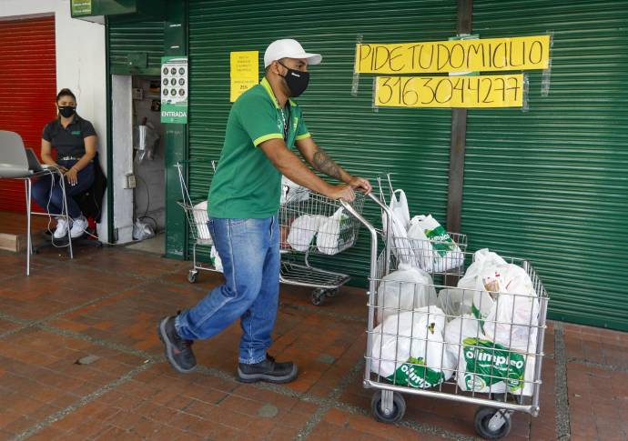 Los grandes supermercados y las tiendas de barrio se transformaron en medio de la pandemia. Foto: Manuel Saldarriaga Quintero.