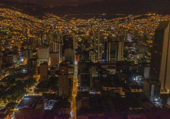 Para este fin de semana se decreta de nuevo la cuarentena, que va desde las 00:00 del viernes 24 hasta las 23:59 del domingo 26 de julio. Así luce Medellín nocturna desde el cielo. Foto: Manuel Saldarriaga Quintero
