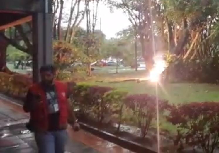 El incendio se presentó en inmediaciones del bloque 21, de la Facultad de Ciencias. FOTO CORTESÍA