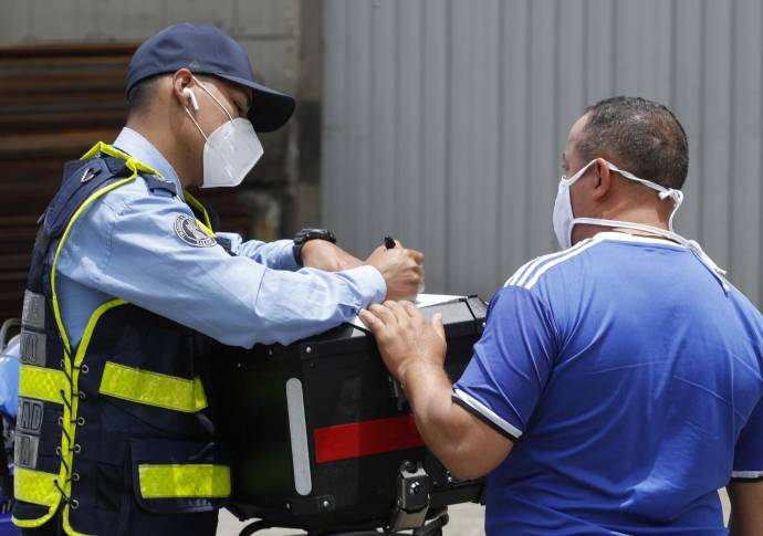 Así se veían las vías del municipio de Sabaneta, en el sur del Valle del Aburrá, este fin de semana de cuarentena total. Algunas personas salieron a las calles haciendo caso omiso a las restricciones y fueron sancionadas con una multa de $936.320. FOTOS MANUEL SALDARRIAGA QUINTERO