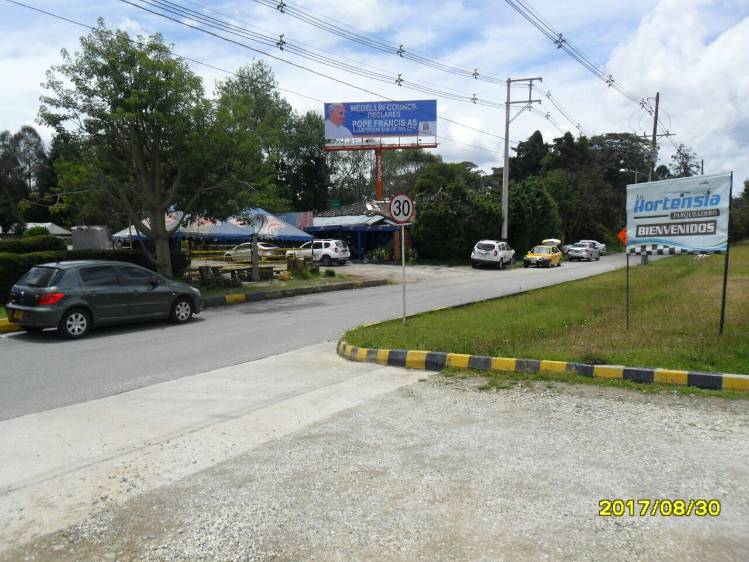 La valla en inglés que instalaron en Medellín para recibir al primer