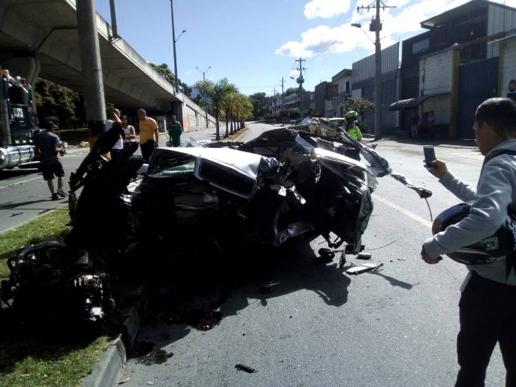 Video el fatal accidente entre un carro y un camión parqueado