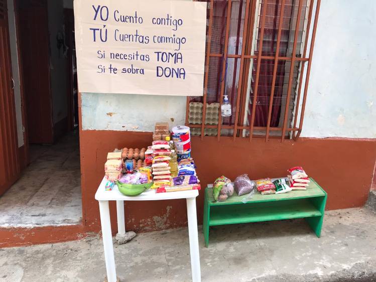 La despensa de Jader Aldana fuera de su casa en Frontino. Un mercado para hacer trueque: llevar lo necesario y donar lo que sea posible para ayudar entre todos en la cuarentena por covid-19. FOTO CORTESÍA JADER ALDANA