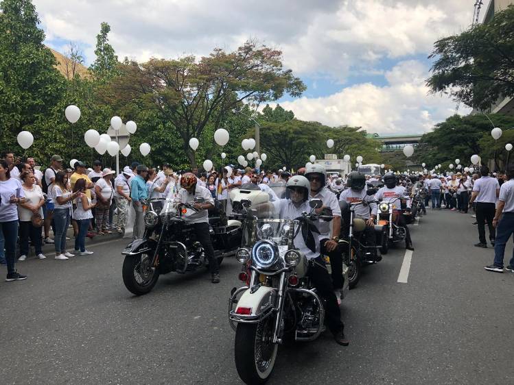 En Medellín miles de ciudadanos marcharon entre el Parque de los Deseos y el Parque de la Luces, en el centro de la ciudad. FOTO VALERIA MURCIA