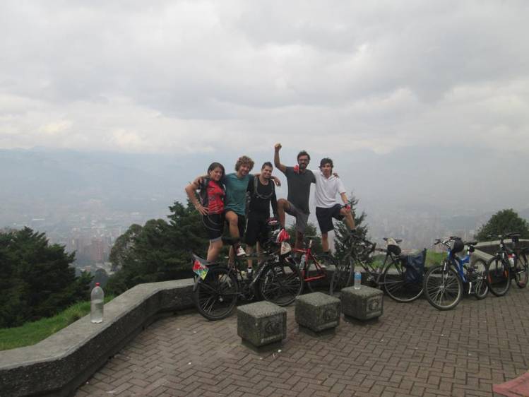 Dos franceses que recorren América en bicicleta están en ...