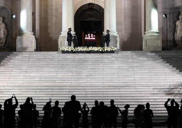 La gente se reúne para presentar sus respetos al ataúd cubierto de banderas del fallecido congresista estadounidense. Foto: AFP