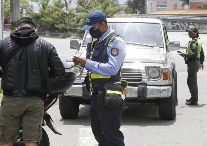 Así se veían las vías del municipio de Sabaneta, en el sur del Valle del Aburrá, este fin de semana de cuarentena total. Algunas personas salieron a las calles haciendo caso omiso a las restricciones y fueron sancionadas con una multa de $936.320. FOTOS MANUEL SALDARRIAGA QUINTERO
