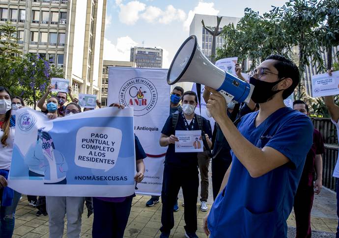 En Medellín, el plantón se realizó en las afueras del centro administrativo La Alpujarra. Participaron alrededor de 50 médicos FOTO JUAN ANTONIO SÁNCHEZ OCAMPO