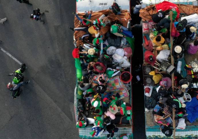Cerca de 6.000 integrantes ingresaron a la capital por las vías de Soacha, en donde fueron recibidos por cientos de habitantes del municipio. Foto: AFP