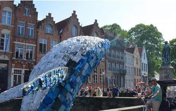 Imagen de la ballena de plásticos, de 12 metros de altura, exhibida en la Trienal de Arte de Brujas, Bélgica. Foto tomada de la página web de la Trienal de Brujas.