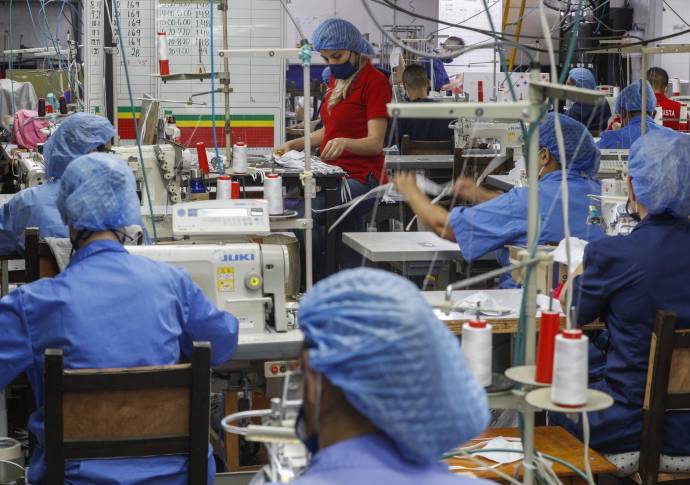 El sector de la confesión Antioqueña encontró oportunidades en medio de la emergencia sanitaria, seguir operando en la producción de implementos como el tapabocas y claves para la generación de empleo por estos días. Felja es una de la empresas que confecciona camisetas para el Éxito. Foto: Manuel Saldarriaga Quintero