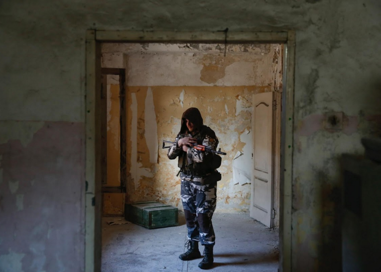 Vestidos como mutantes, zombis y soldados, los jugadores hacen parte del inusual paisaje urbano de Moscú y sus alrededores. FOTO: MAXIM SHEMETOV - REUTERS