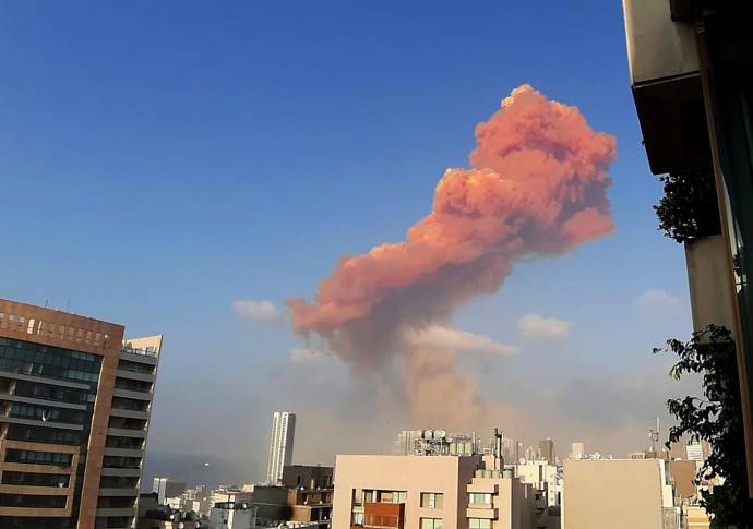 La explosión se volvió viral y lo que muestran los videos es que se dañaron algunos edificios y oficinas alrededor de la ciudad. Foto: AFP