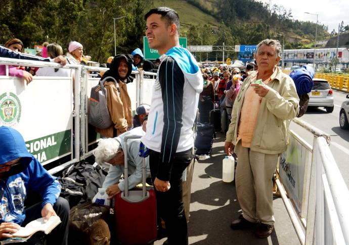 Fuentes policiales en la terminal dijeron que se autorizó el paso de todos aquellos que en sus pasaportes llevaban un sello de salida de Colombia con fecha del 25 de agosto, incluso aunque ya hubiera pasado la medianoche. FOTO EFE