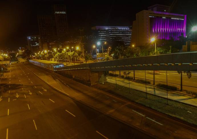 La cuarentena por la vida, en el marco de la alerta naranja en Antioquía, el transito de peatones se redujo un 95% en las calles de Medellín. Foto: Manuel Saldarriaga Quintero.