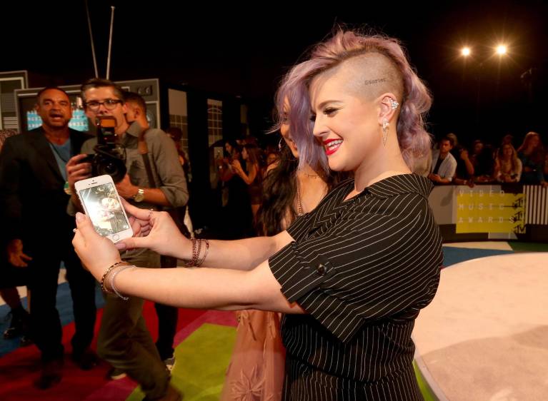 Una selfie de Kelly Osbourne. FOTO AFP