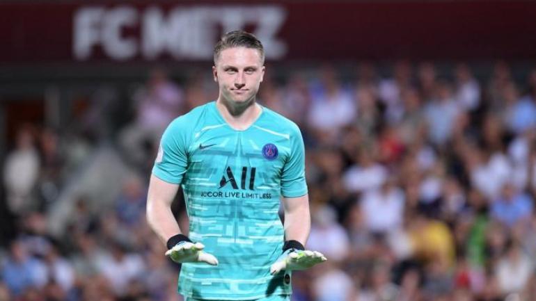 El portero del PSG, Marcin Bulka, quien cometió un error que le costó el partido a su equipo. FOTO LIGUE 1