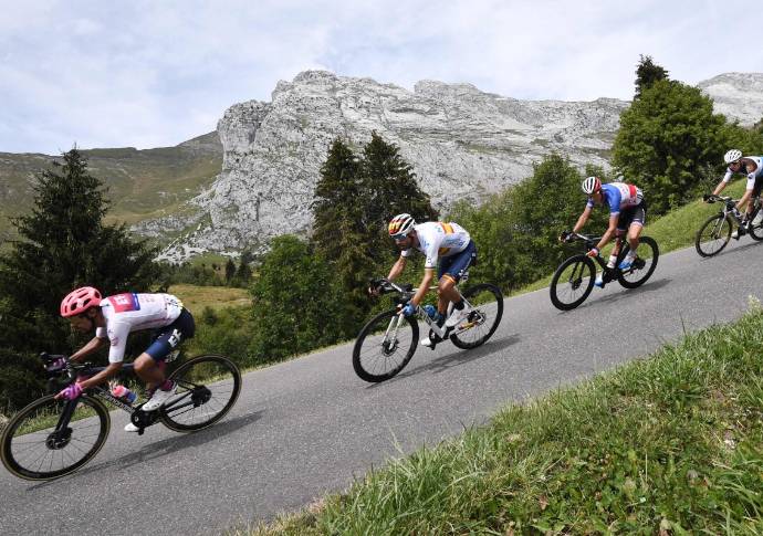 Tras 29 años de que un colombiano ganó el Dauphiné, Daniel Martínez manifestó en medio del júbilo: “Los últimos dos kilómetros pedaleé con el alma”. FOTO AFP