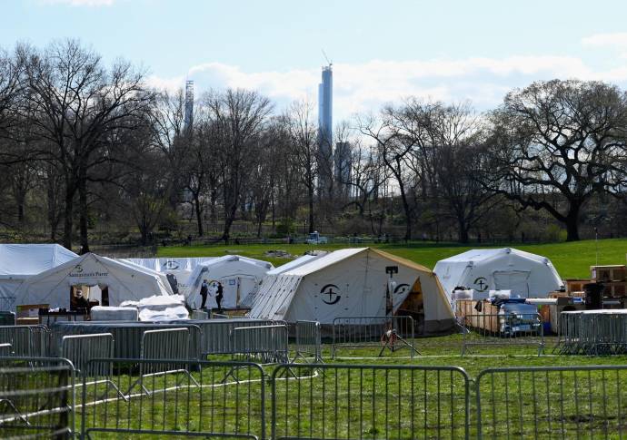 Los hospitales de Nueva York han duplicado su capacidad y están trabajando al máximo debido a la covid-19, y la ciudad ha instalado instalaciones médicas temporarias en Central Park. Foto: AFP