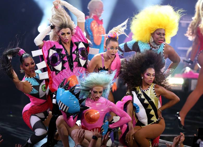 Miley Cyrus además de ser la presentadora de la noche también realizó un show musical. FOTO AP