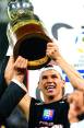 El antioqueño Samuel Vanegas levanta el trofeo de la Copa Libertadores que Once Caldas ganó en 2004. FOTO Archivo colprensa