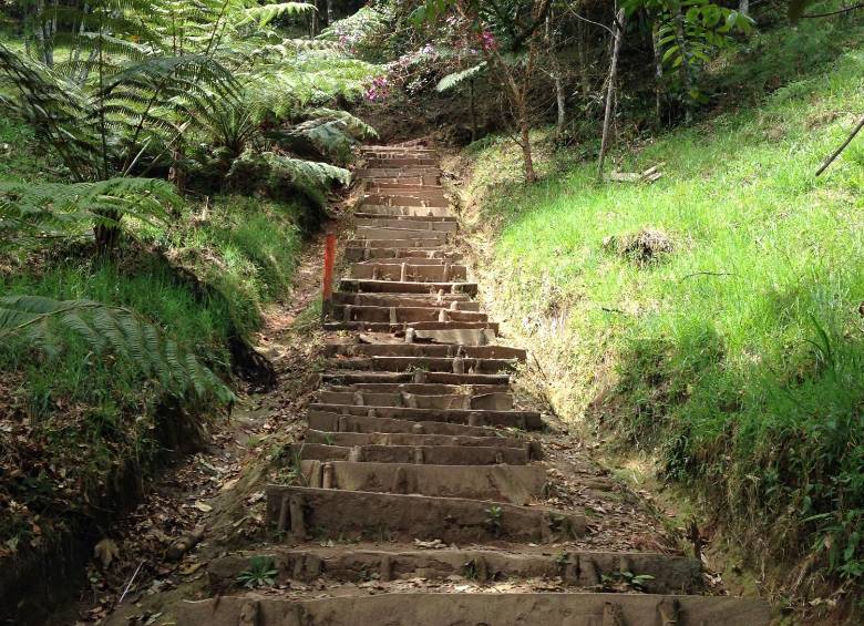 Los escalones para subir a la pista de despegue. 
