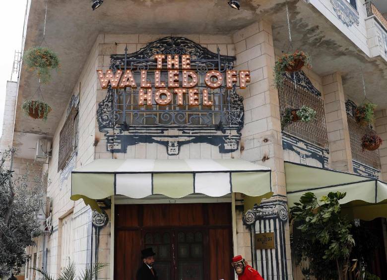 El “Hotel Walled-Off”, la última creación de Banksy. FOTO AFP