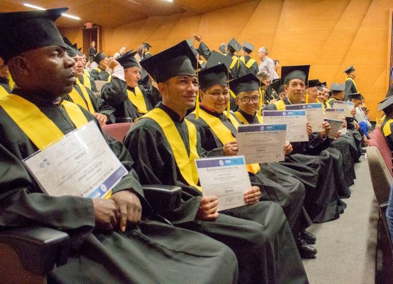 La escuela que graduó de primaria a 70 obreros en Medellín