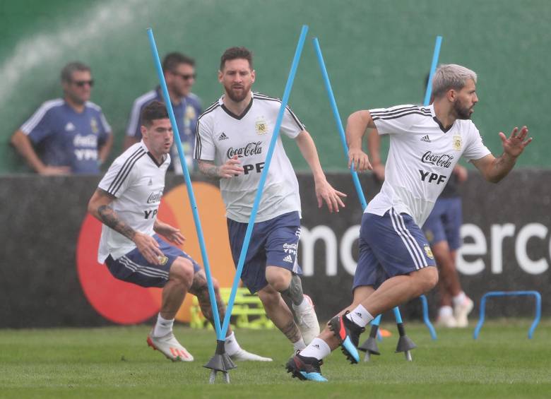 En Argentina esperan que a Lionel Messi se le prenda la lamparita como lo hace normalmente en el Barcelona de España, para sacar adelante un difícil cotejo ante Venezuela. FOTO reuters