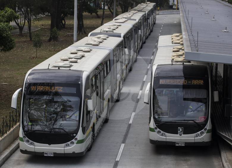 Los articulados son sostenibles con el medio ambiente, funcionan con gas natural vehicular, lo que contribuye a reducir las emisiones de partículas contaminantes. FOTO julio césar herrera