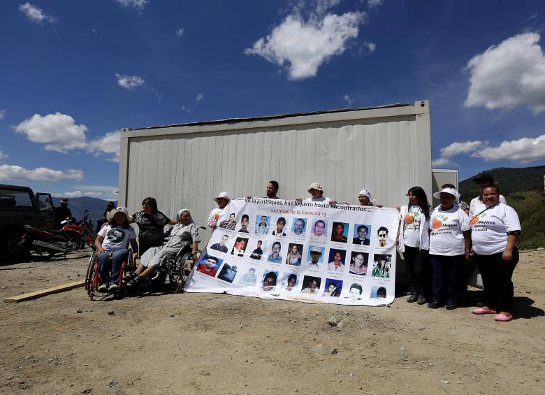La organización “Mujeres Caminando por la Verdad” representa a cerca de 25 damas que buscan a sus familiares desaparecidos en “La Escombrera”. FOTO Henry Agudelo