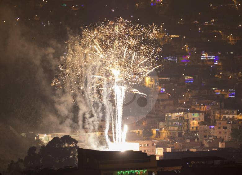 En las últimas horas del 30 de noviembre y las primeras del 1 de diciembre se da la bienvenida a la navidad en un “festejo” muy criticado en la ciudad. FOTO Robinson Sáenz.