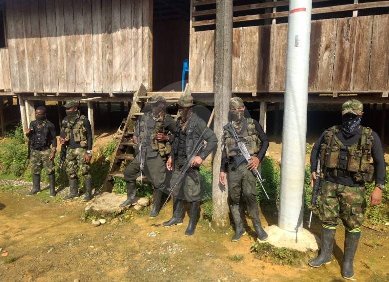 Guerrilleros del Eln durante una entrega de secuestrados. FOTO: Ricardo Monsalve