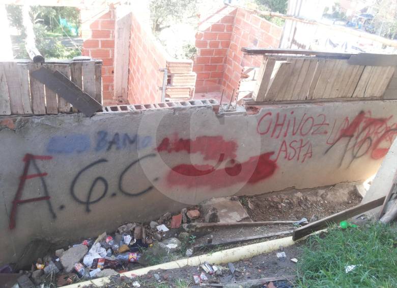 Altavista es una de las áreas más afectadas por la influencia del Clan. En sus fachadas, los combos locales ponen grafitis alusivos a ese grupo (Autodefensas Gaitanistas - A.G.C.). FOTO nelson matta