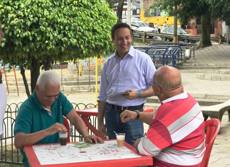 El candidato a la Alcaldía de Medellín Santiago Gómez escuchó a los ciudadanos de el barrio El Salvador. FOTO: Cortesía. 