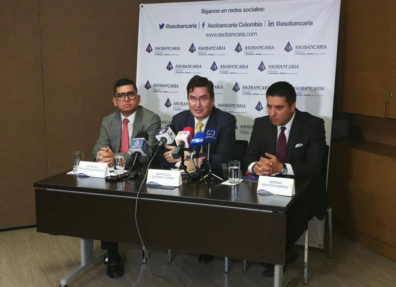 Jonathan Malagón, vicepresidente técnico de Asobancaria; Santiago Castro, presidente de Asobancaria y Germán Montoya, director económico de la Asociación. FOTO cortesía asobancaria