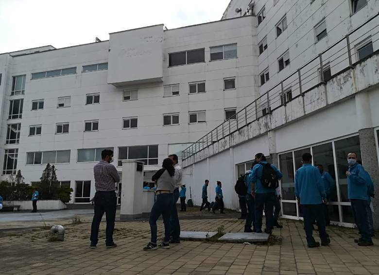 Durante el periodo de abandono, la fachada de la clínica Saludcoop de la 80 fue rayada por grafiteros y deteriorada por el mugre. FOTO: MANUEL SALDARRIAGA