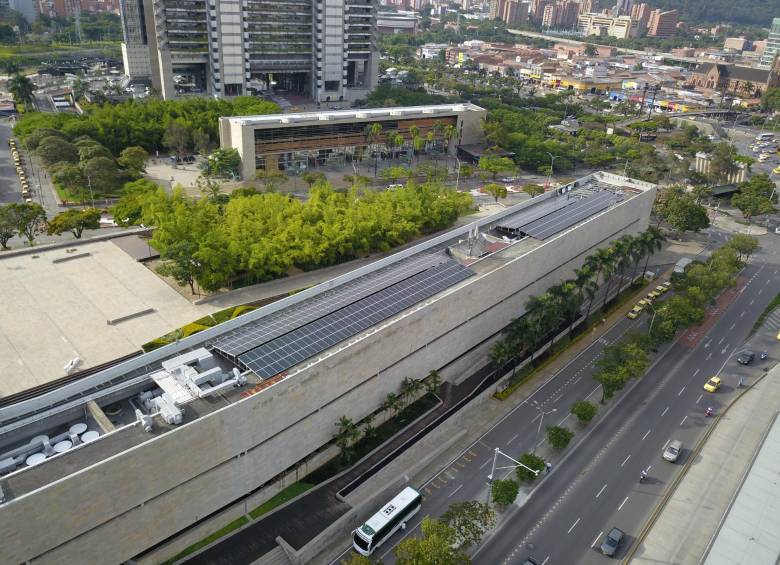 La primera etapa de implementación del sistema de generación de energía instalada en el centro de convenciones, a través de módulos fotovoltaicos, comprende 504 paneles. FOTO cortesía epm