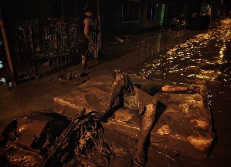 Un pelotón del Ejército apoya las labores de evacuación en siete de los 48 barrios del municipio. FOTO Sergio Ríos Mena