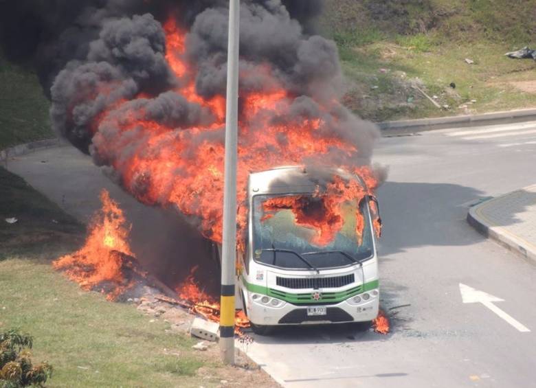 En la Loma de los Bernal fue incinerado un bus del Metro. Fotos ricardo monsalve y Cortesía David Montoya