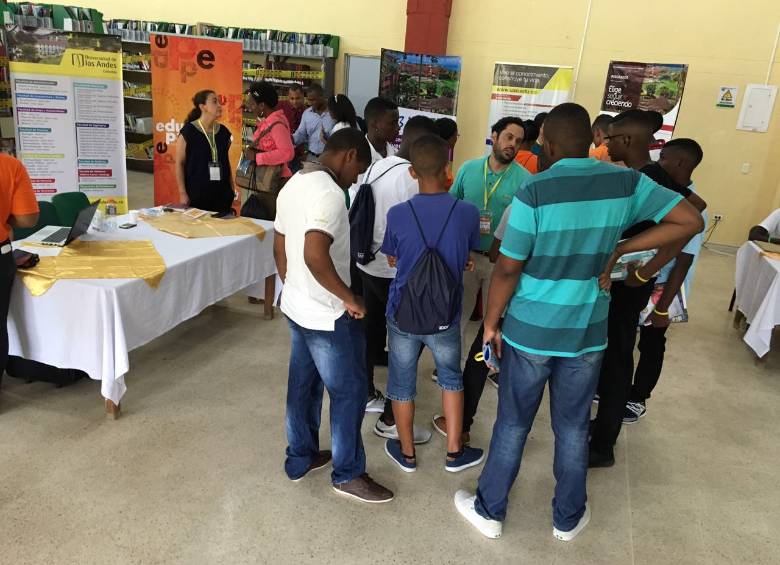 Alrededor de 2.000 estudiantes asistieron a la Feria Universitaria del Pacífico. Ante los altos costos de las instituciones de educación superior, la información se concentró en becas. FOTO cortesía
