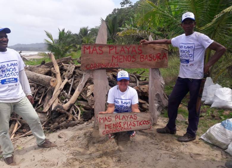 Arelis y su equipo durante una jornada de recolección de insumos y limpieza. Esa madera se convertirá en muebles y artesanías. FOTO: ARCAPEC