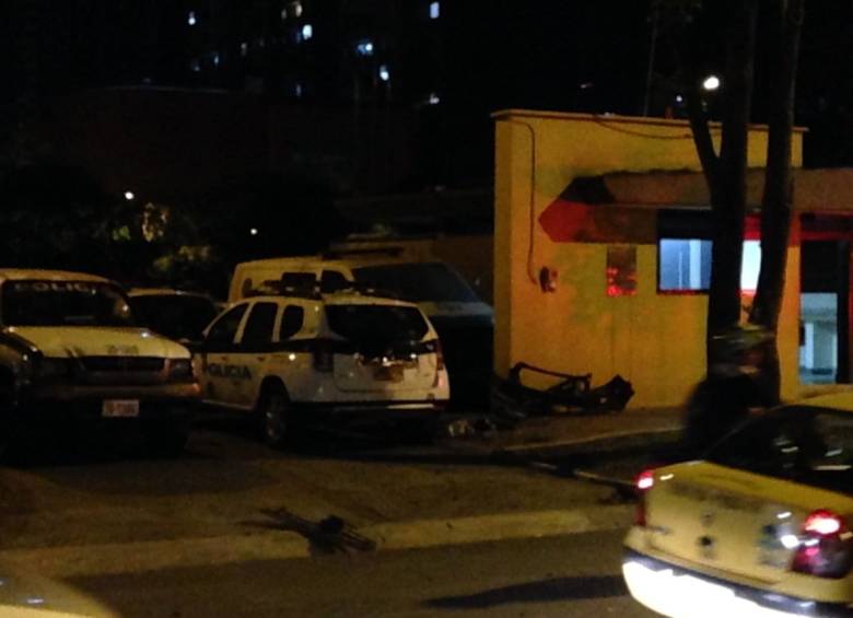 El explosivo de bajo poder cayó debajo de uno de los vehículos. FOTO @Juanopita