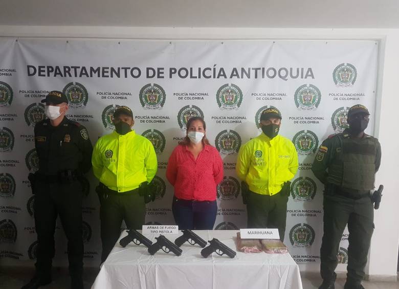 Esta fue la mujer capturada con la droga y las armas traumáticas adaptadas, en Salgar, Antioquia. FOTO: CORTESÍA.