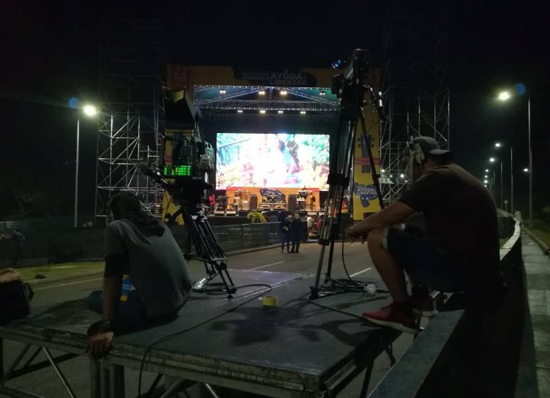 Montaje del escenario de este concierto. FOTO Manuel Saldarriaga