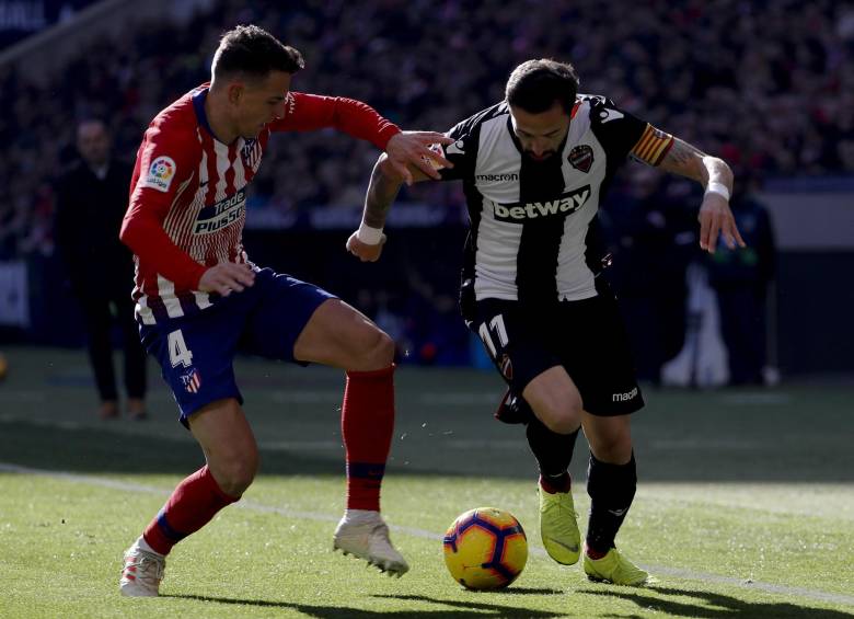 Con Arias de titular, Atlético gana al Levante y presiona al Barca